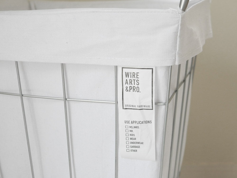 BRIDブランドのグレー色、キャスター付きプラスチック製ランドリーストレージスクエア45Lの洗濯バスケット。家庭用収納に最適。