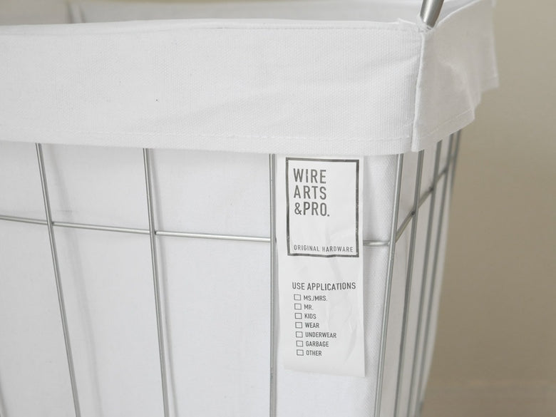 BRIDブランドのグレー色、キャスター付きプラスチック製ランドリーストレージスクエア45Lの洗濯バスケット。家庭用収納に最適。