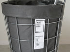 BRID製シルバーの円筒形ランドリーストレージバスケット。プラスチックとアルミニウム素材でキャスター付き