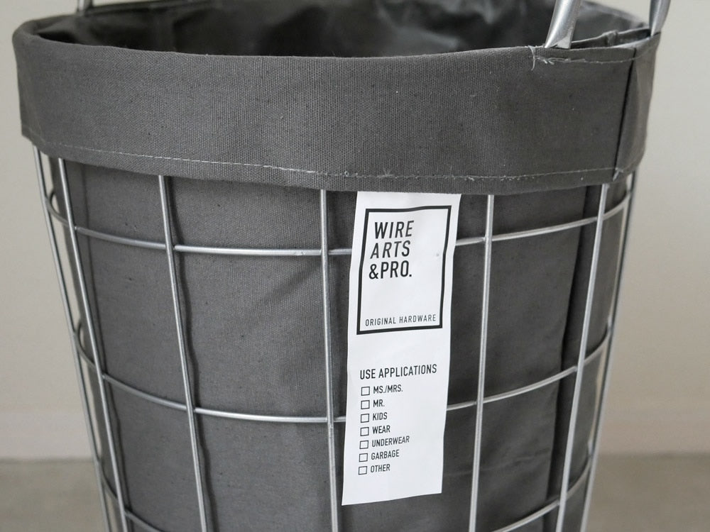 BRID製シルバーの円筒形ランドリーストレージバスケット。プラスチックとアルミニウム素材でキャスター付き