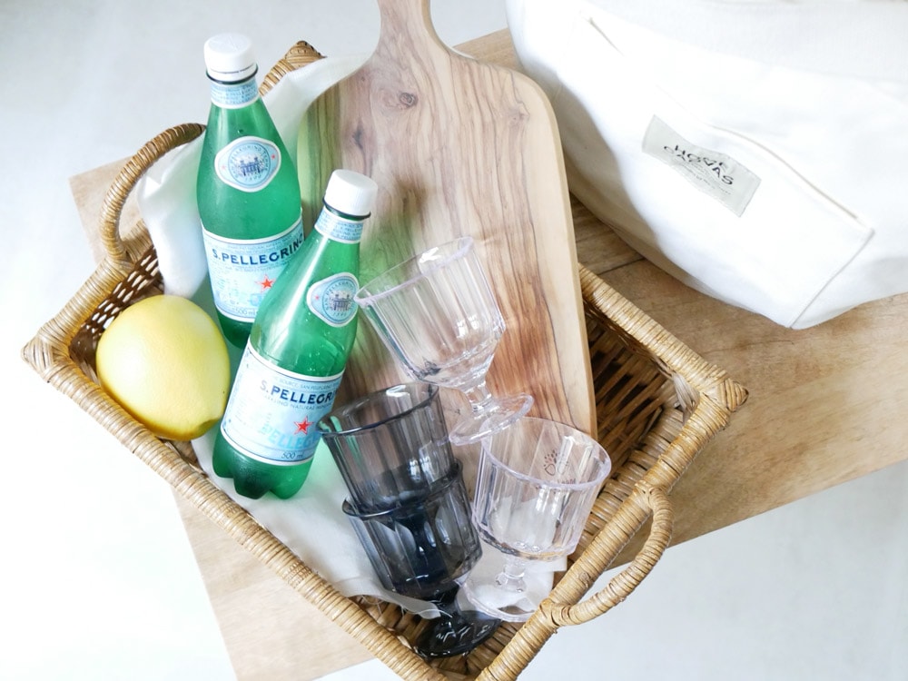 キントーALFRESCOワイングラスと果物のテーブルセッティング