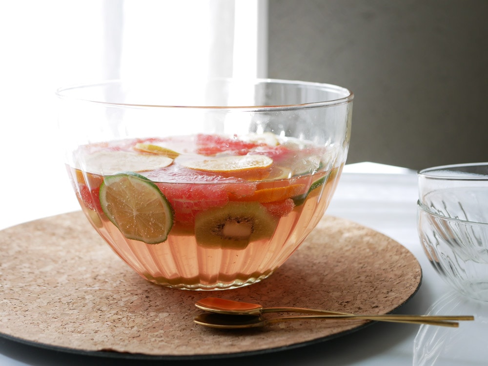 リューズガラス製ラウンドボウルにオレンジが盛られている