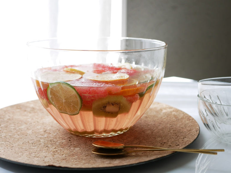 リューズガラス製ラウンドボウルにオレンジが盛られている