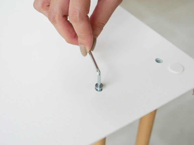 シンプルなプレーンサイドテーブル