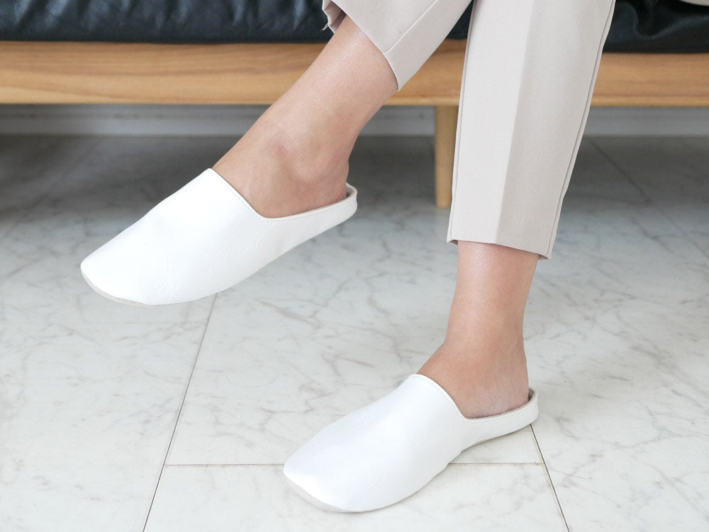 サラサデザインの白とグレーのプレーンステッチルームシューズ