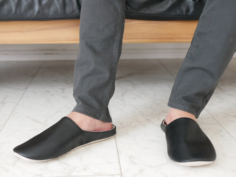サラサデザインの黒色合成皮革プレーンステッチルームシューズ。快適な室内履き用スリッパ。