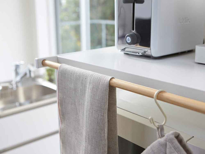 YAMAZAKIタワー製ゴミ箱上ラック。スチール本体と天然木ハンガーバーを組み合わせたキッチン用収納棚、幅55cm×奥行45cm×高さ130cm