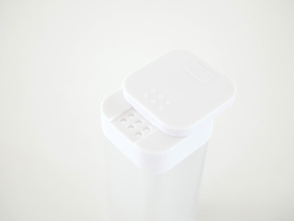 towerブランドの黒色マグネットスパイスボトル