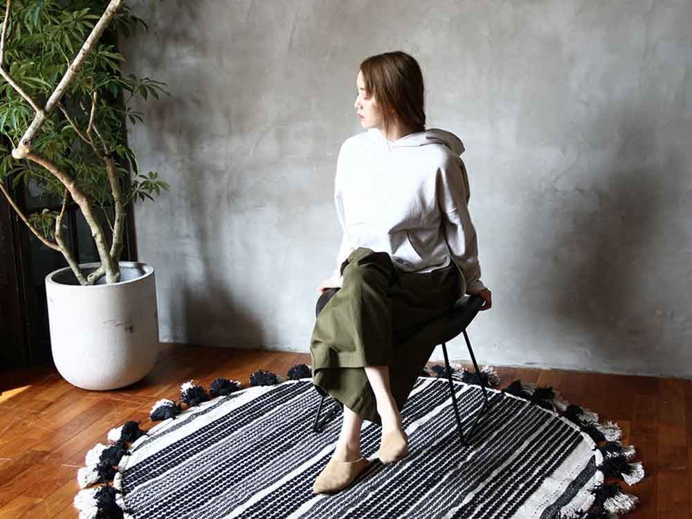 木フローリングに置かれたアデペシュオットマン