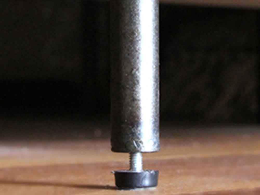 オーク材と銀色スチール脚のスライドガラスローボード