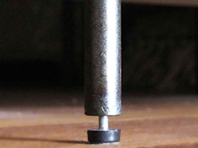 オーク材と銀色スチール脚のスライドガラスローボード