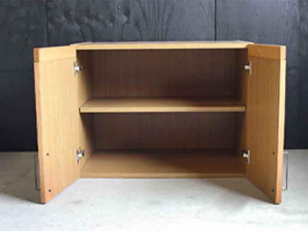 オーク無垢の木製ワードローブ、棚とキャビネット付き