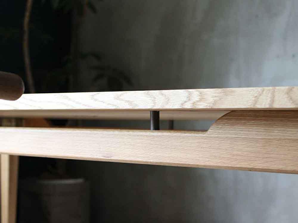 オーク無垢材で作られたソロダイニングテーブル