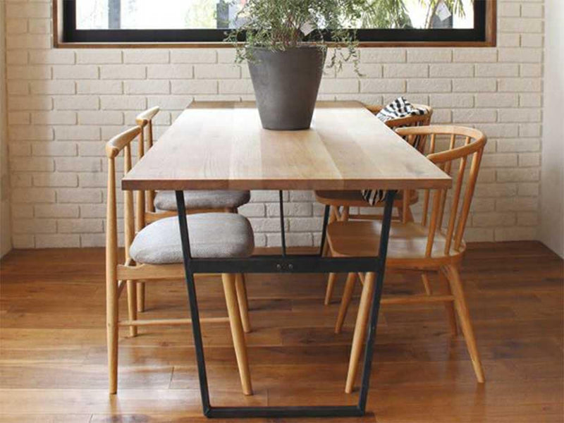 アデペシュスプレムのオーク無垢ダイニングテーブル