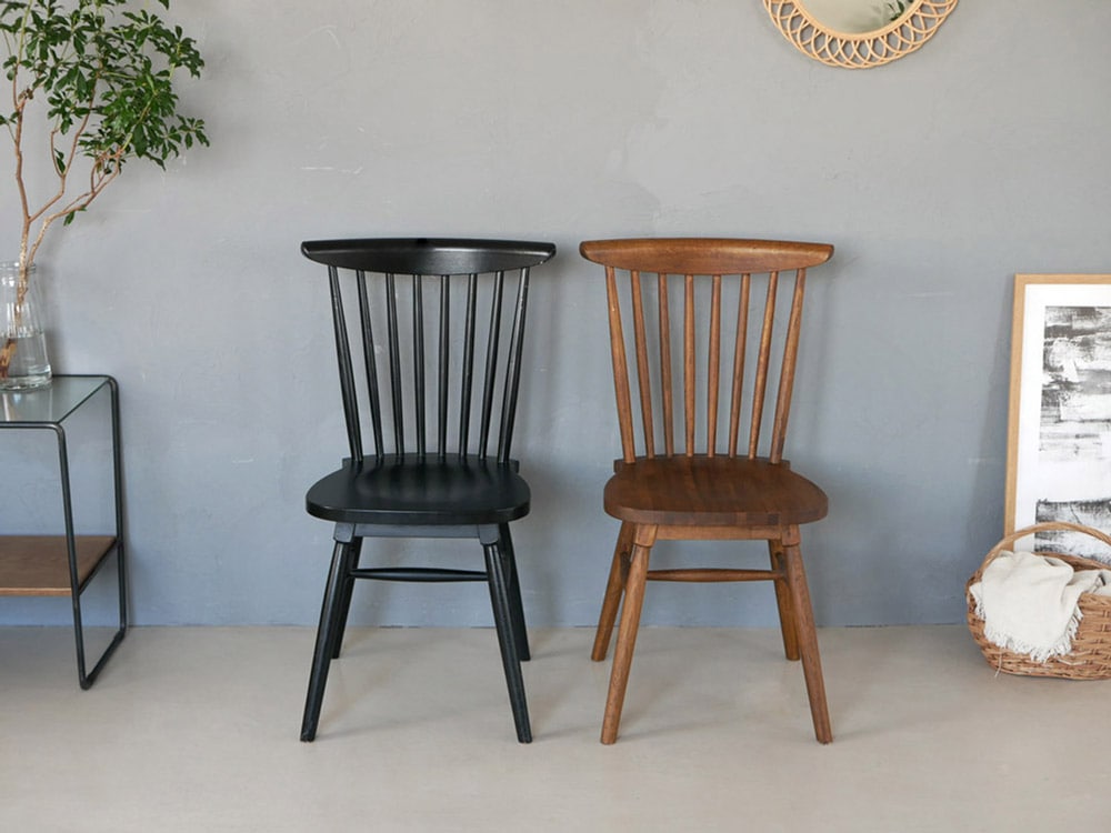 灰色の木製ウィンザーチェア