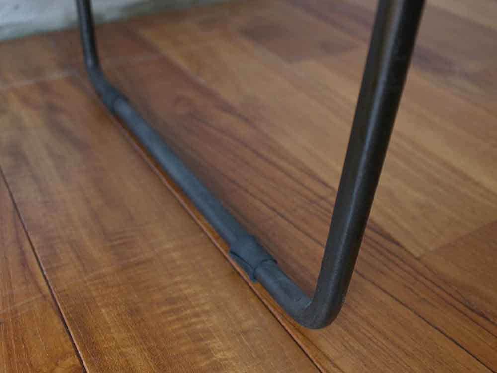 アデペシュ製グレーアイアンセンターテーブル