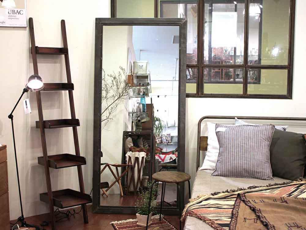 adepecheのsocphミラーが置かれた居室のインテリア