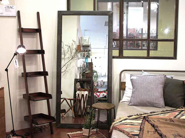 adepecheのsocphミラーが置かれた居室のインテリア