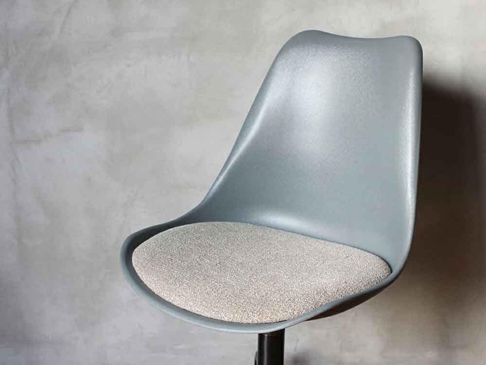 アデペシュのグレーとシルバーのキャスターチェア