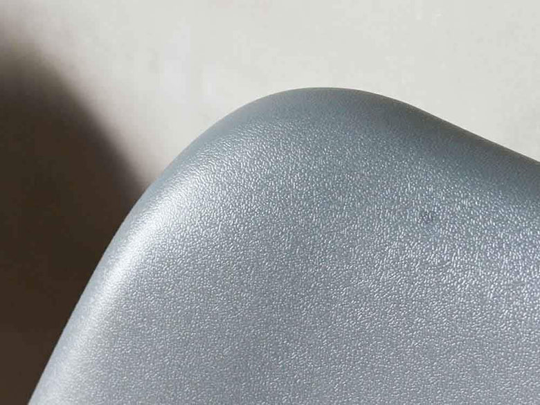 グレーとシルバーのキャスター付きチェア