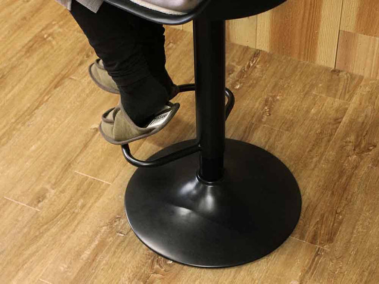 黒とアイボリーのNO-FPカウンターチェアが木製床に置かれている