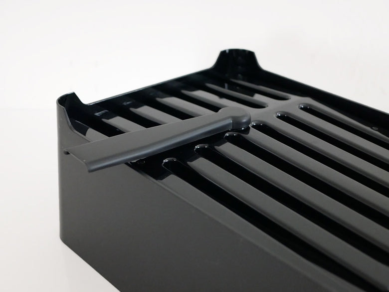 YAMAZAKI/towerブランドのプラスチック製水切りバスケット、サイズ約38×24×13cm