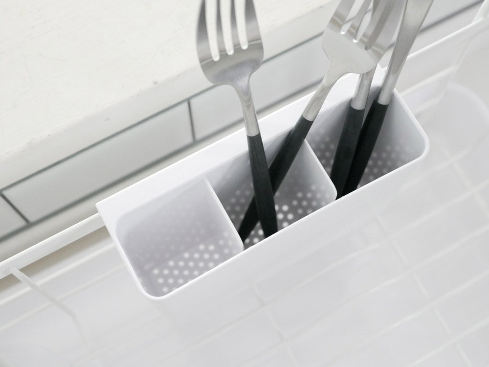 YAMAZAKIブランドのトスカ水切りバスケット。銀色のスチール本体に天然木のハンドル、プラスチック製トレイが組み合わさったキッチン用家庭用品。