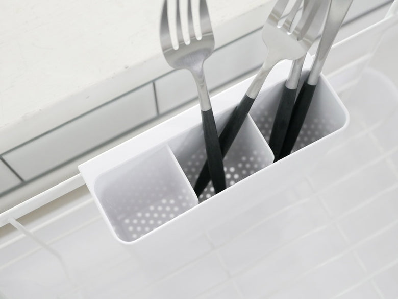 YAMAZAKIブランドのトスカ水切りバスケット。銀色のスチール本体に天然木のハンドル、プラスチック製トレイが組み合わさったキッチン用家庭用品。