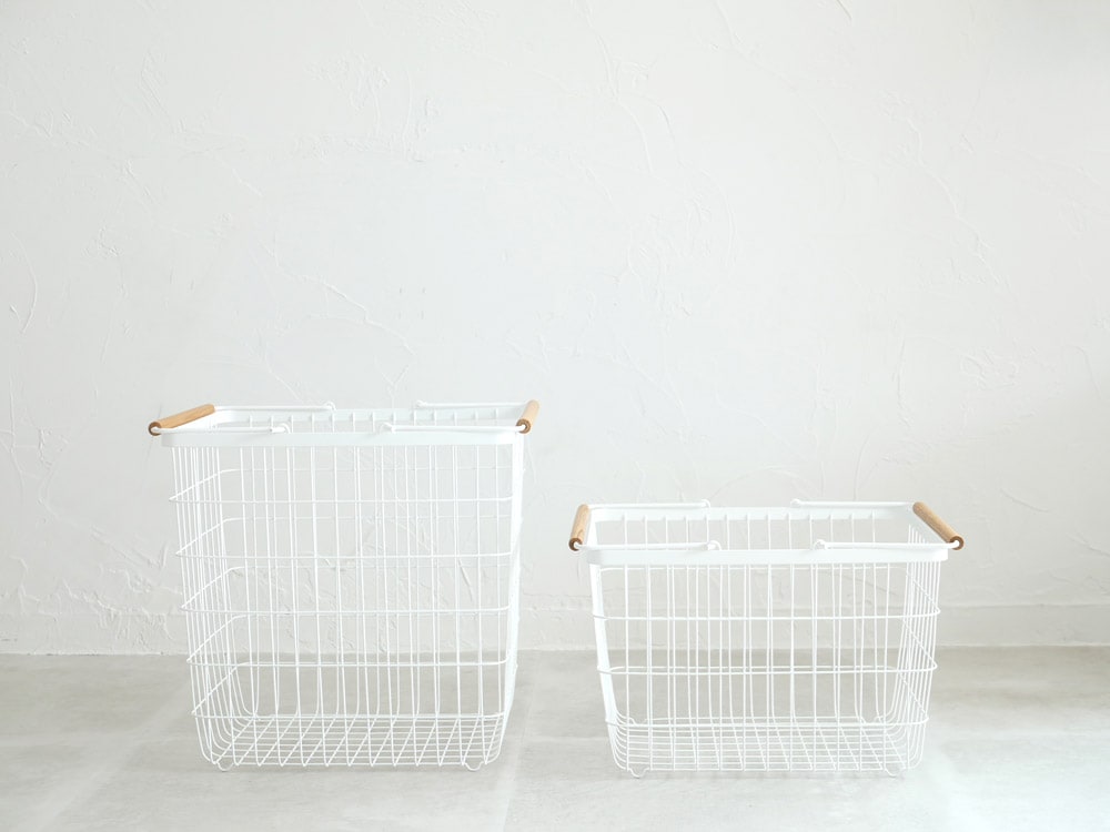 Yamazaki/towerのトスカランドリーワイヤーバスケット、スチールとメッシュ素材を使用した収納用バスケット