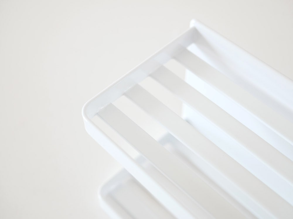 白色の2段マグネット式浴室用ソープトレー