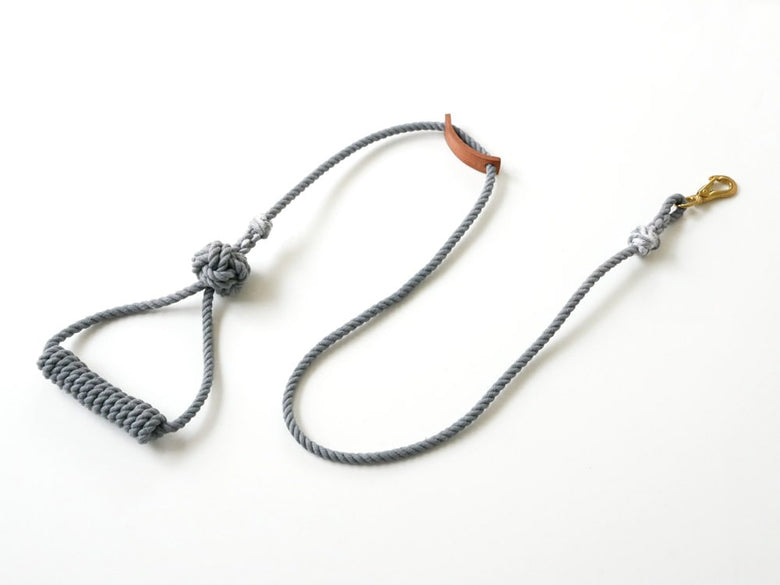 TOOLS FOR THE DOGの手染め天然ロープ製ドッグリード、銀色カラビナー付きで1200mmの長さ