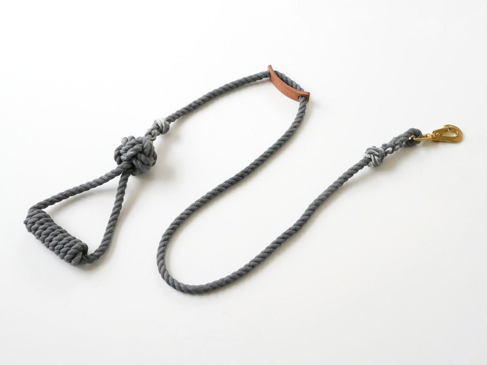 TOOLS FOR THE DOGの手染めドッグリーシュ。ロープとカラビナを使用した日本製の耐久性リード