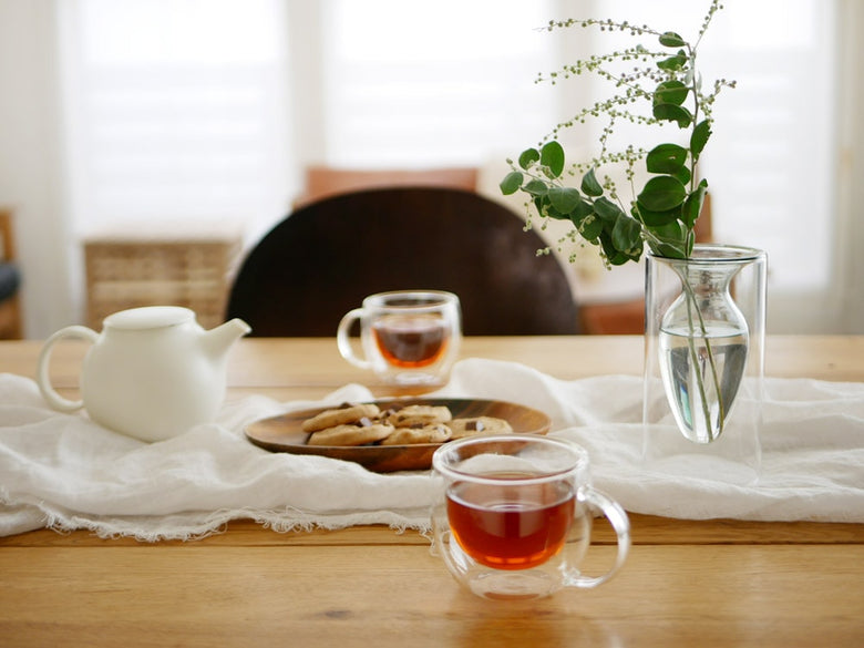 POSH LIVINGのガラス製フロートベーステアーカップ。透明なデザインでテーブルウェアやドリンクウェアとして使用可能です。