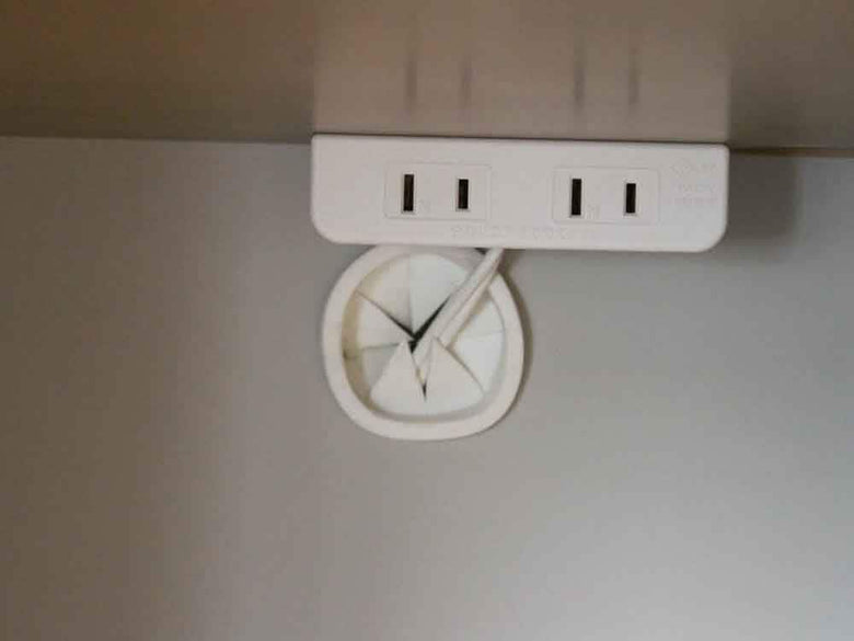 adepecheカウンターボードと電源ソケット