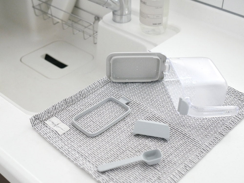 マーナの銀色調味料ポットがキッチンシンクに置かれている