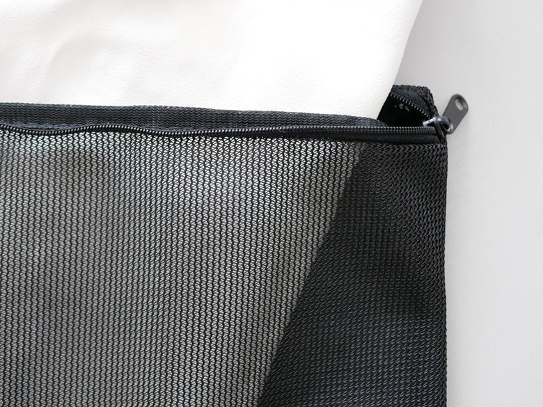 サラサデザイン製グレーとシルバーのメッシュランドリーネット、ストラップ付きフラットリバーシブル