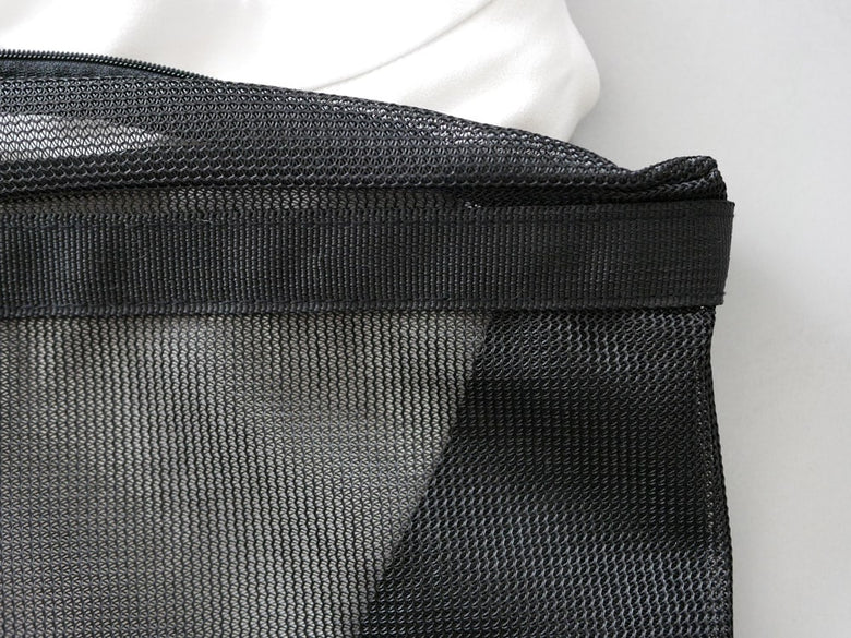 サラサデザインのポリエステル製ランドリーネット。メッシュ素材とストラップが特徴のフラットでリバーシブルなデザイン。