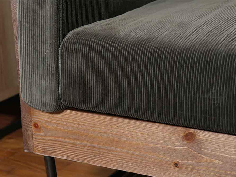 adepecheのウォーム3人掛けソファ、天然木とスチール使用