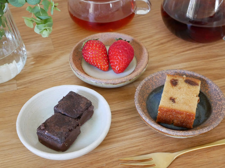 アデペシュの手作りOTOHA豆皿にケーキが載っています