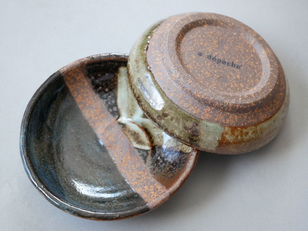 手作りの白陶器製豆皿