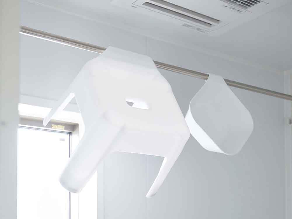 白い天井に取り付けられたシルバーの蛍光灯