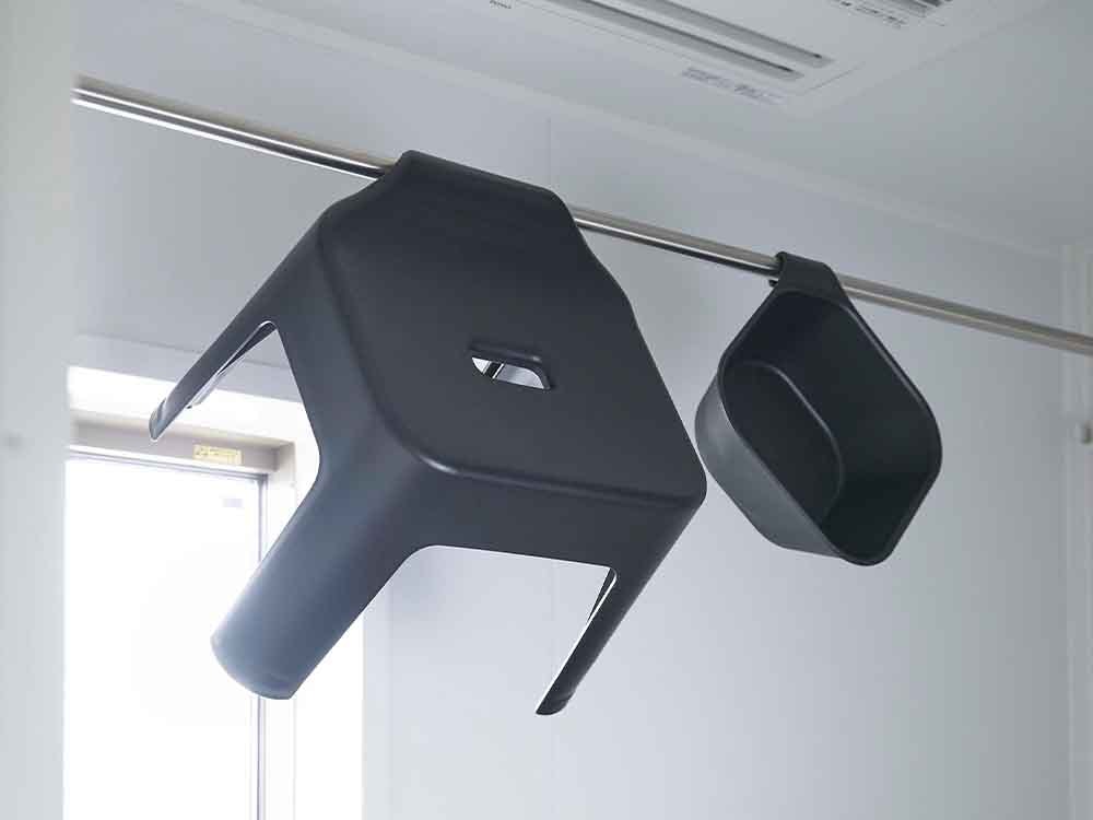 YAMAZAKI/tower製銀色の引っ掛け風呂イス