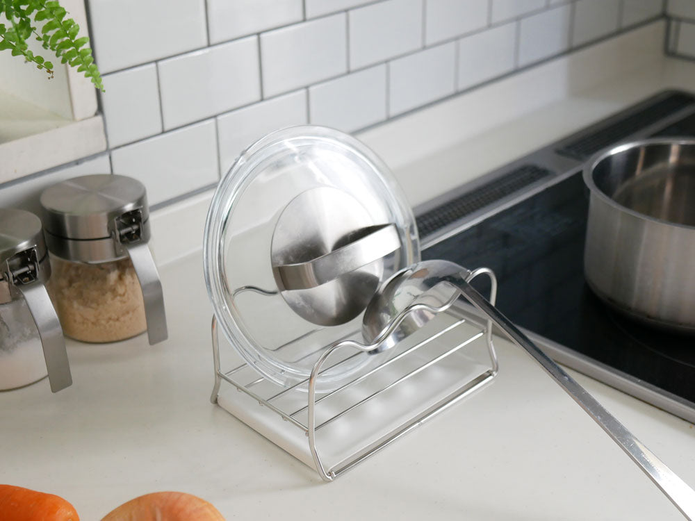 ステンレス製UtaUマルチスタンドにおたまが掛かった調理用品