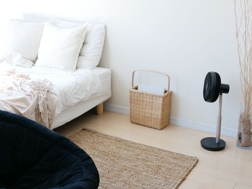THREEUP充電式スマートデザインファンが置かれた部屋