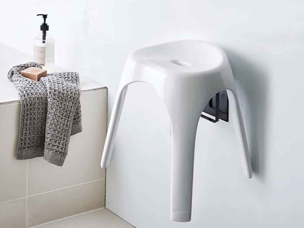 浴室に設置された銀色マグネット風呂椅子ホルダー