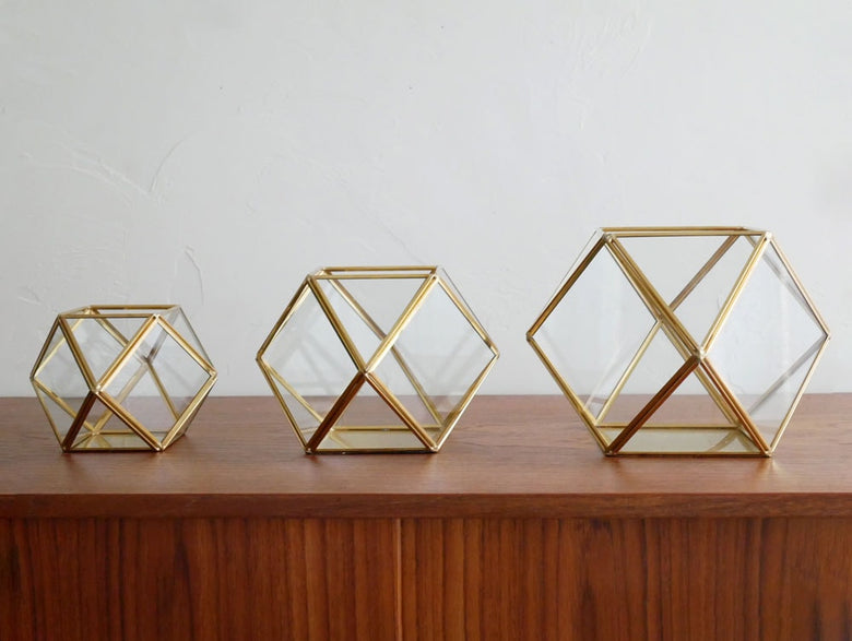 ゴールド仕上げの真鍮フレームにガラスケースが組み込まれたホーンプリーズ製フィギュア