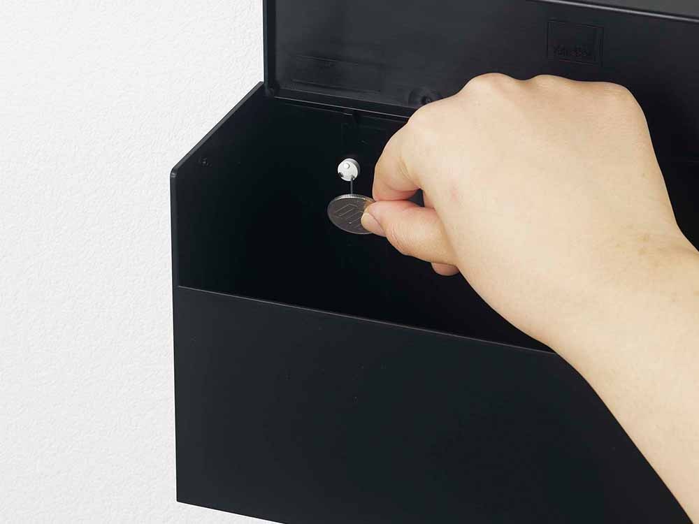 鍵と書類が掛かったウォールペーパーホルダー