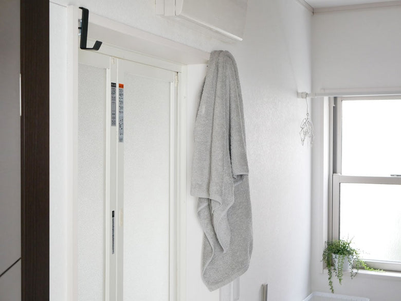 室内に設置されたtower灰色物干しポールホルダー2個組