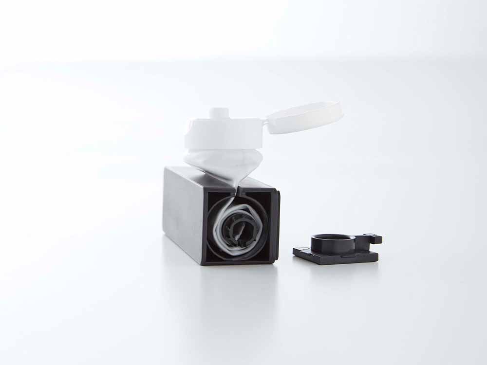 浴室の壁に取り付けられた山崎タワーのマグネット歯磨き粉ホルダー