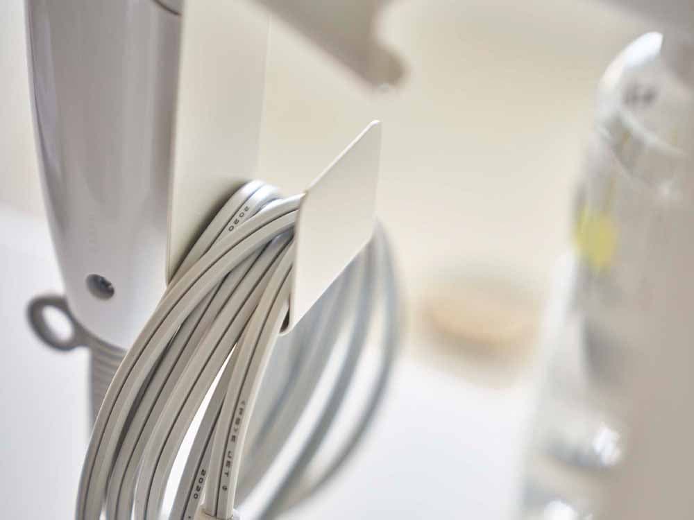 山崎タワー製棚下ドライヤーホルダーと電線